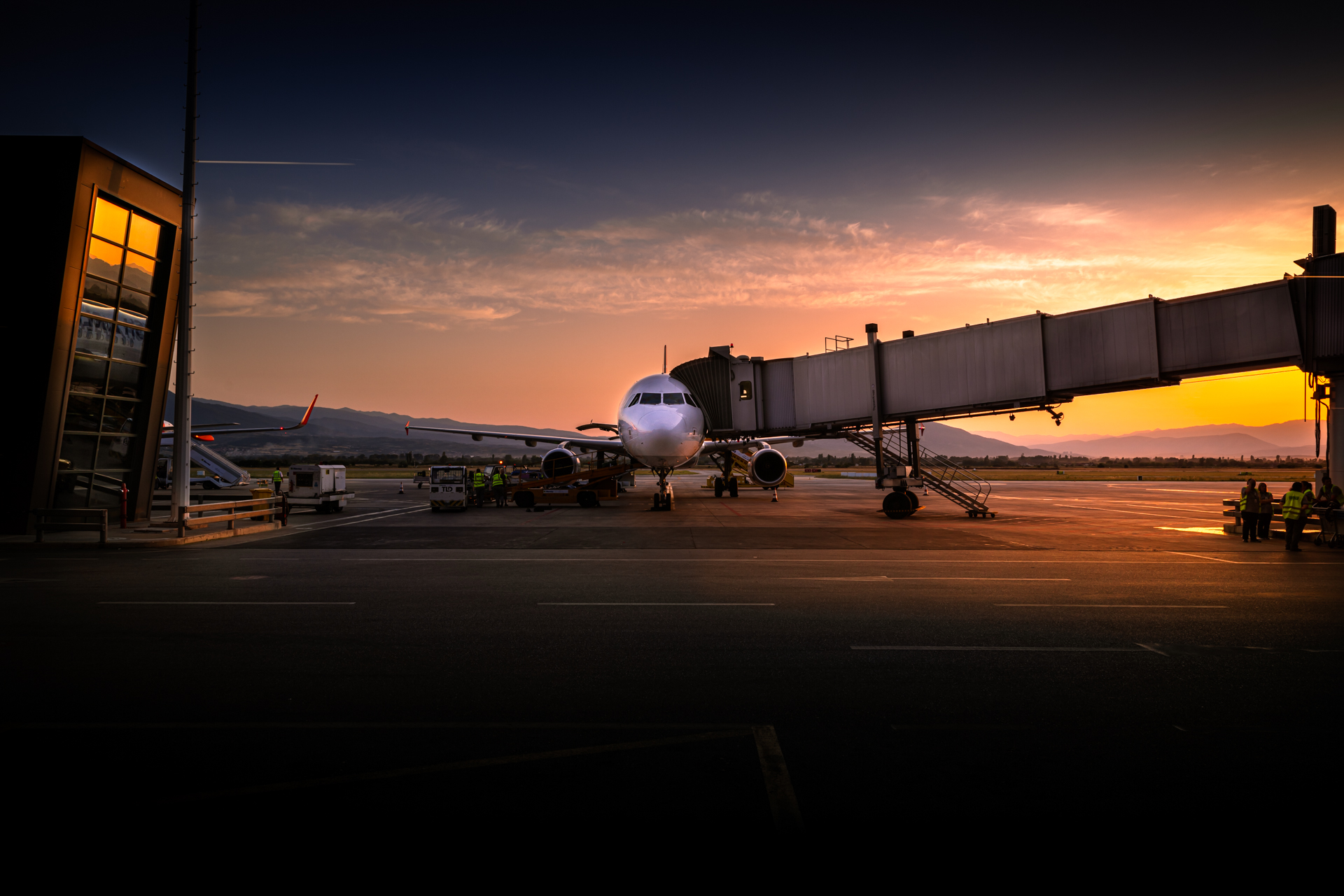 Photo d un avion en attente a l aeroport de skopje au coucher de soleil