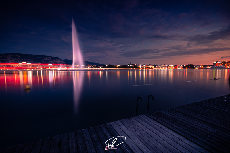 Photographie d'un coucher de soleil sur le jet d'eau de Genève