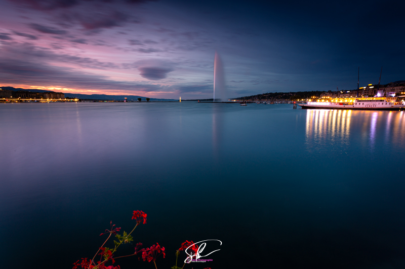 Photographie a l'heure bleue de la rade de Geneve et de son jet d'eau