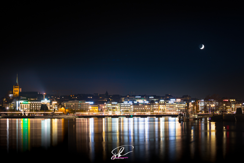 Photographie depuis les bain des Pâquis de geneve et sa cathedrale de nuit