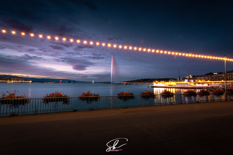 Photographie de nuit de la rade de Genève et de son jet d'eau