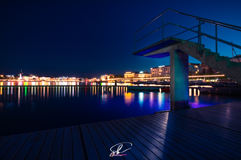 Photo du plongeoir du bain des paquis a geneve de nuit