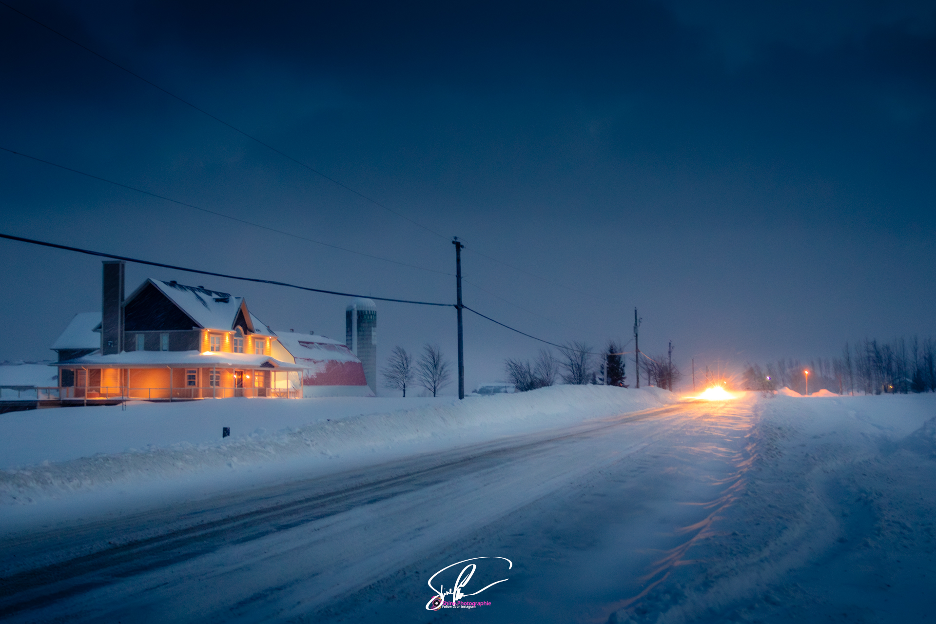 Photo d'une sucriere au canada a la nuit tombante