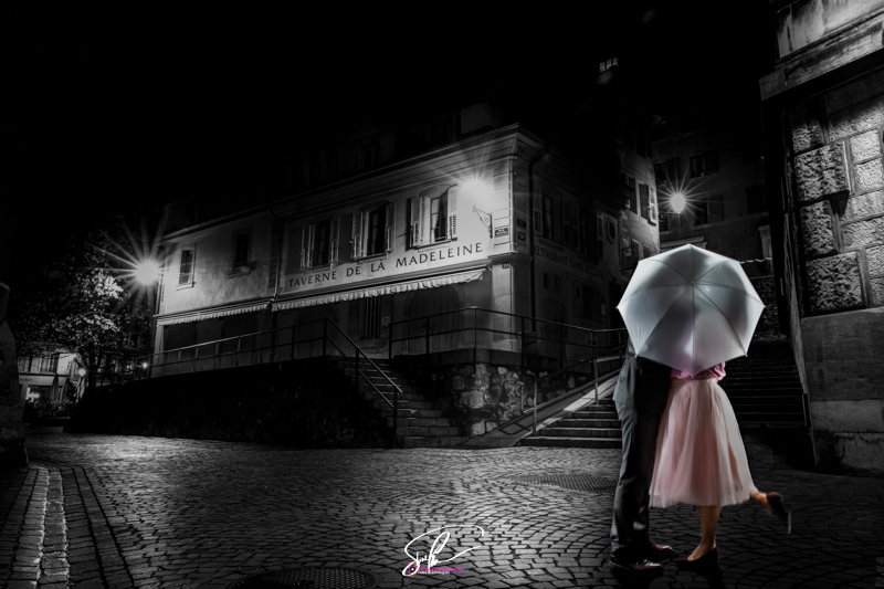 photo noir et blanc de deux amoureux qui s embrasse sous un parapluie dans la vieille ville de geneve