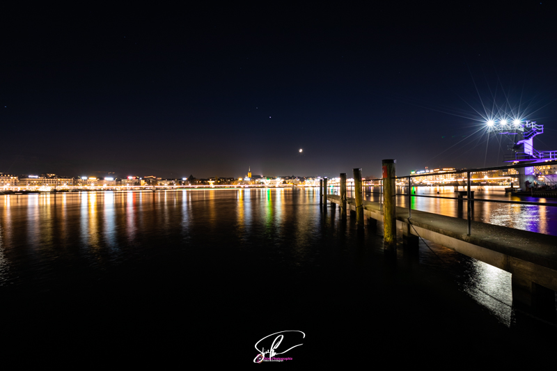 photo de nuit des bains des paquis a geneve
