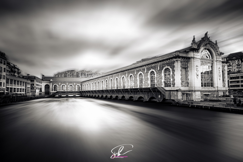 photo en pose longue et noir et blanc du batiment des forces motrice