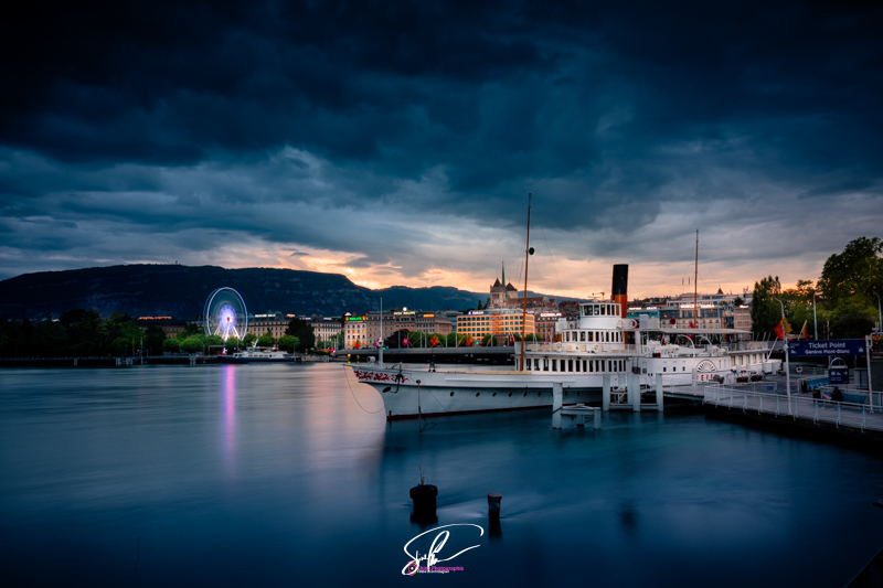 photographie de la rade de geneve et d un bateau de la cgn a la tombee de la nuit