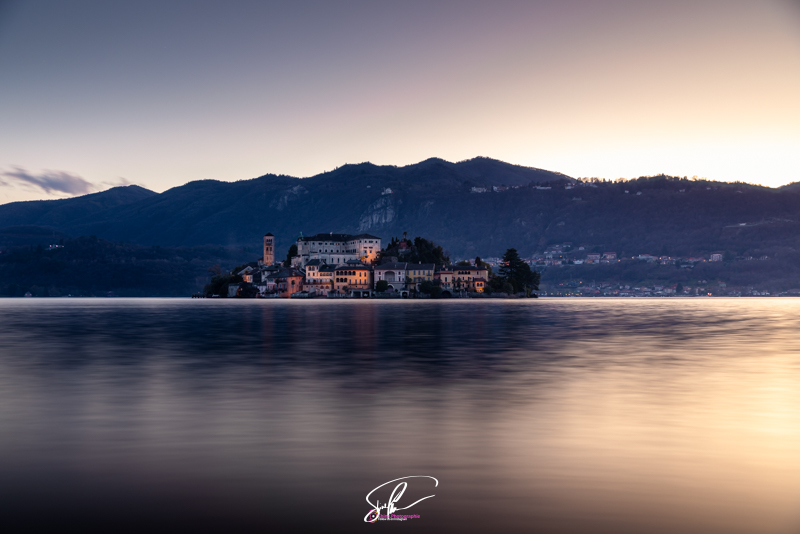 Lever de soleil sur le lac d orta italie