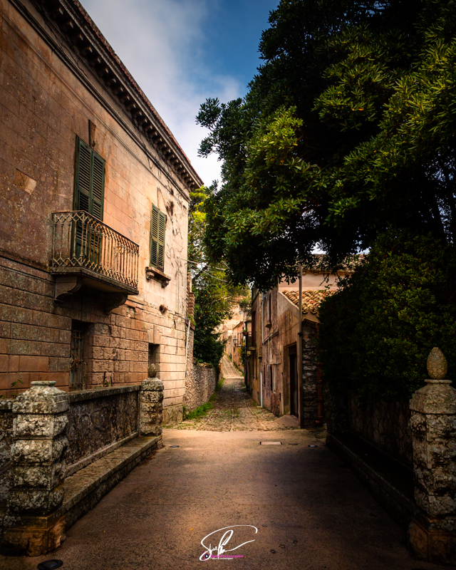 photo dans les rues d erice sicile italie