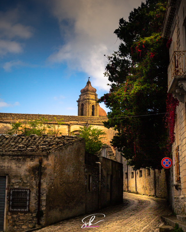 photo dans les rues d erice sicile italie