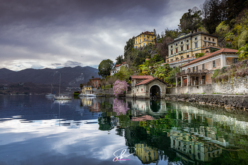 Photo reflexion sur le lac d orta italie