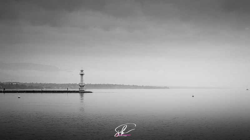 Photo mionimaliste en noir et blanc du phare du bain des paquis