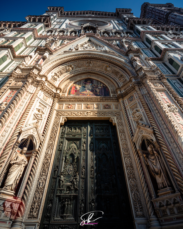 Photo de la porte du duomo à firenze