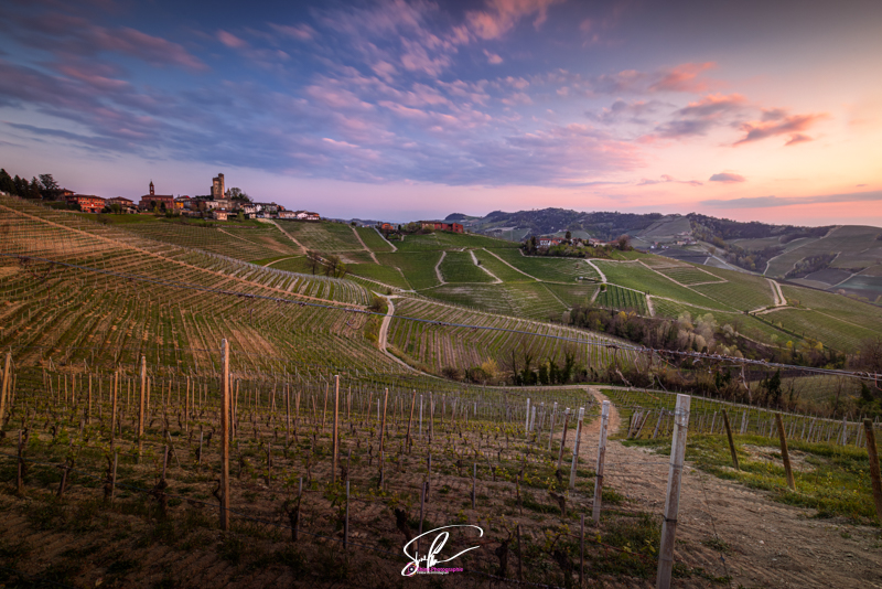 sunset serralunga d alba barolo italie