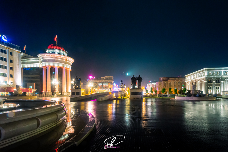 photographie de skopje de nuit