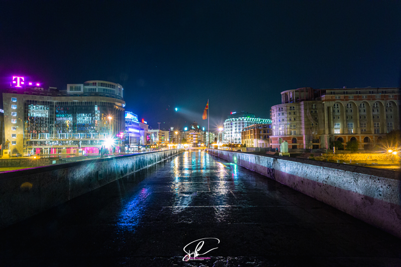 photo de skopje de nuit macedonia